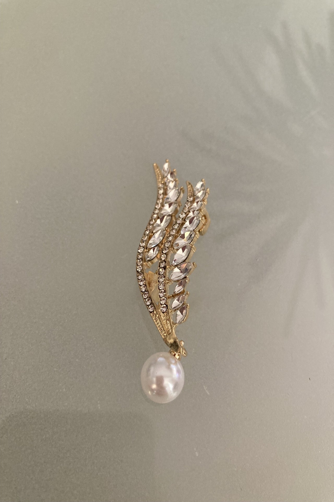 Elegant brooch