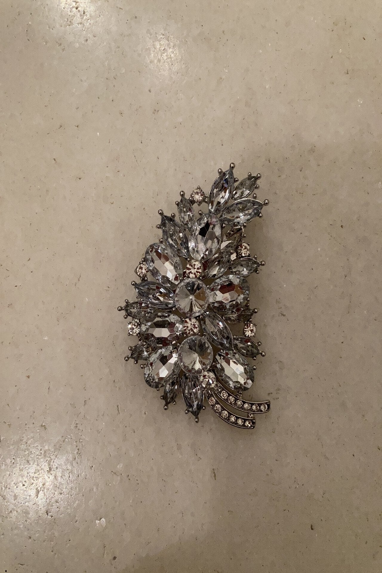 Stetement brooch